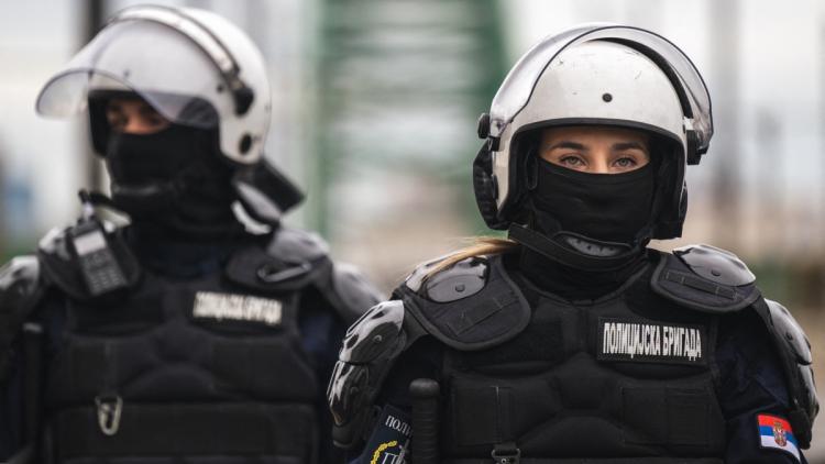 Un véhicule renverse des manifestants antigouvernementaux à Belgrade