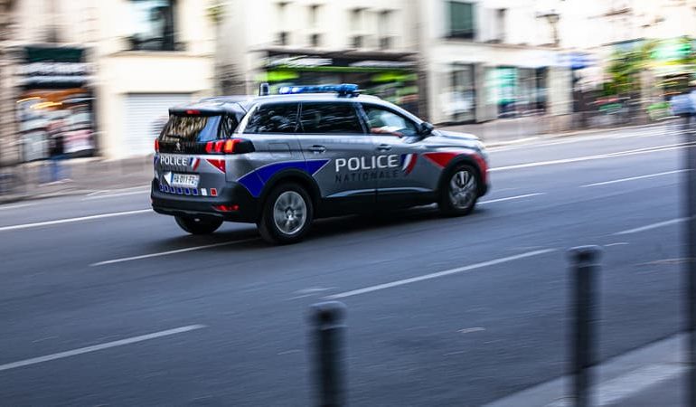 Un adolescent de 16 ans se rend à la police après un drame familial à Paris