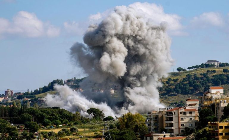 Israël intensifie ses frappes au Liban et négociations internationales en cours