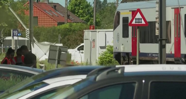 Collision mortelle entre un train et un car scolaire en Belgique