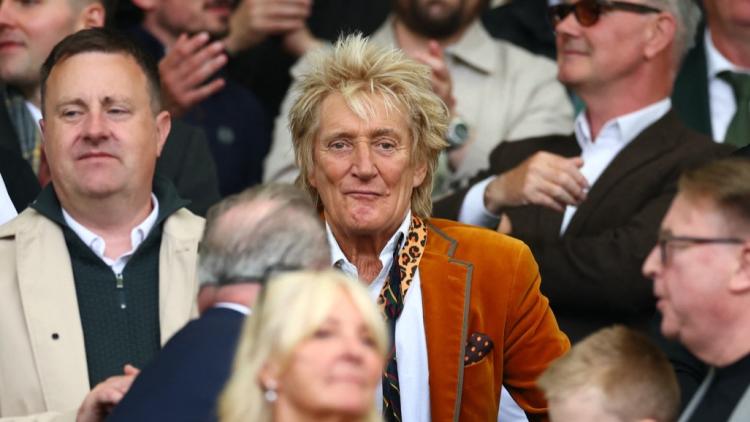 Rod Stewart reprend sa tournée après une courte interruption