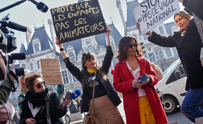 Les animateurs périscolaires parisiens en grève : tensions et débats sur la gestion des signalements