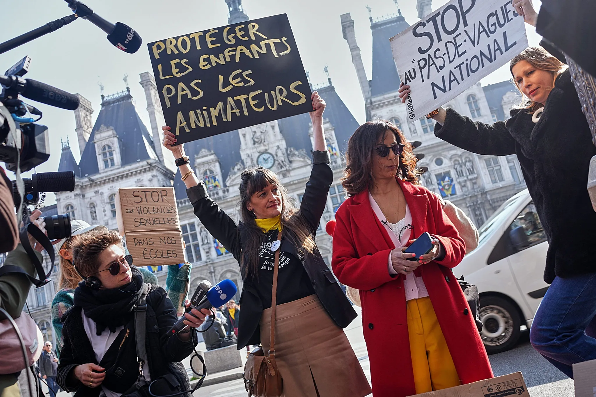 Les animateurs périscolaires parisiens en grève : tensions et débats sur la gestion des signalements