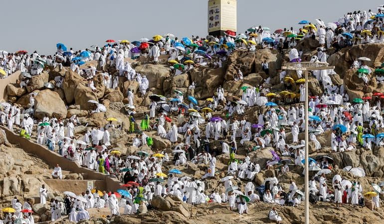 Pèlerinage du Hajj sur le Mont Arafat : Défis et Dévotions