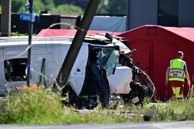 Collision tragique entre un car scolaire et un train en Belgique