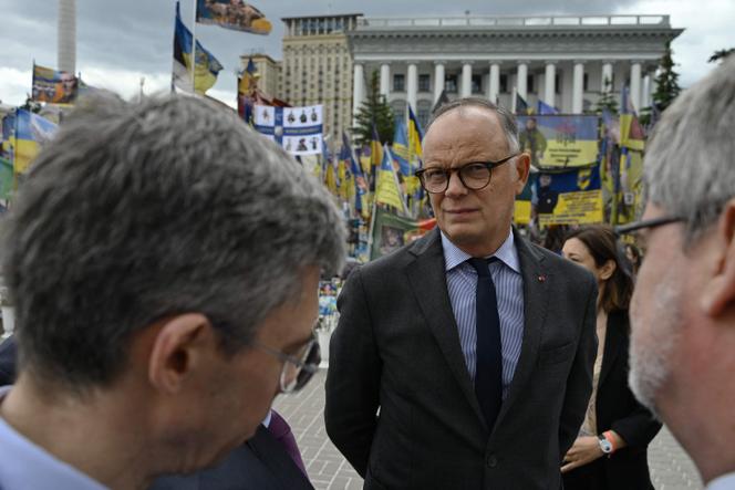 Réactions de Philippe et Retailleau aux critiques sur leur visite en Ukraine