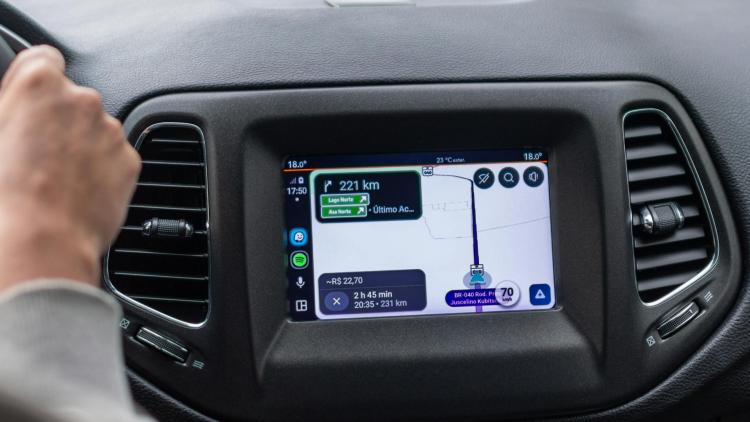Différents affichages de vitesse : voiture et Waze