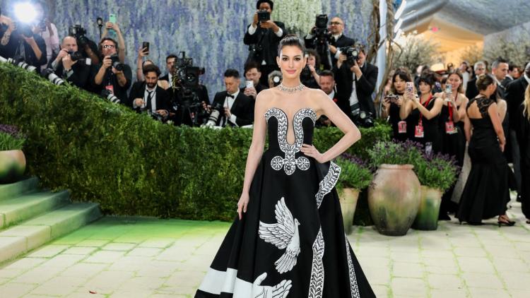 Anne Hathaway recouvre la vue après une opération