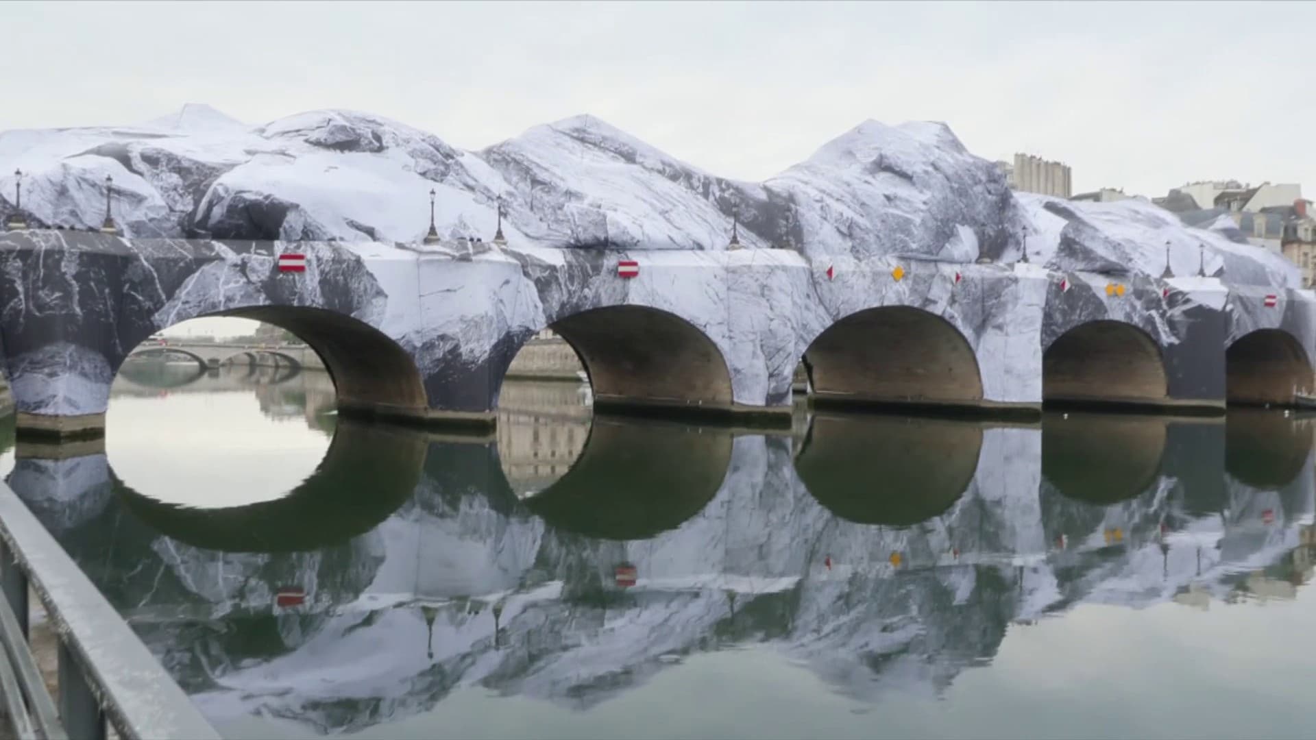 Une œuvre immersive habille le Pont Neuf à Paris