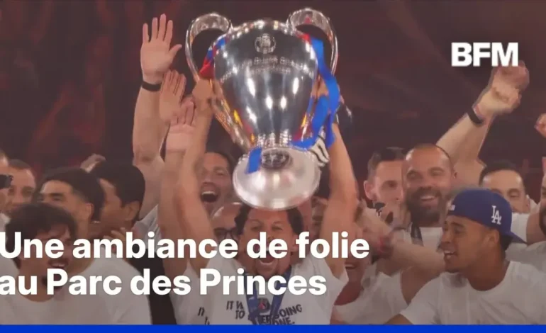 Les joueurs du PSG célèbrent au Parc des Princes