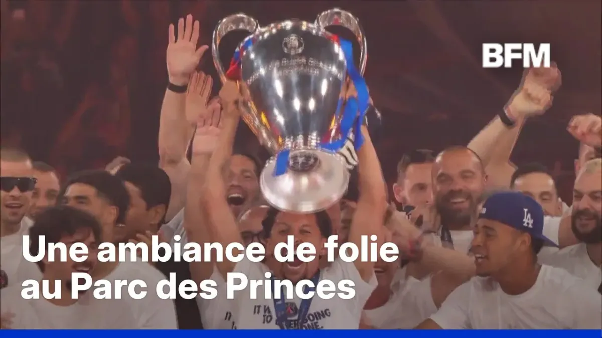 Les joueurs du PSG célèbrent au Parc des Princes
