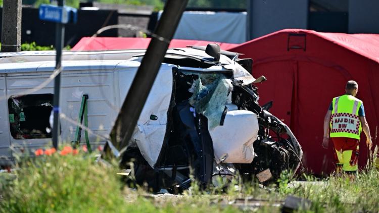 Accident tragique impliquant un minibus scolaire et un train en Belgique
