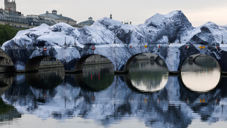 JR transforme le Pont Neuf en une caverne artistique