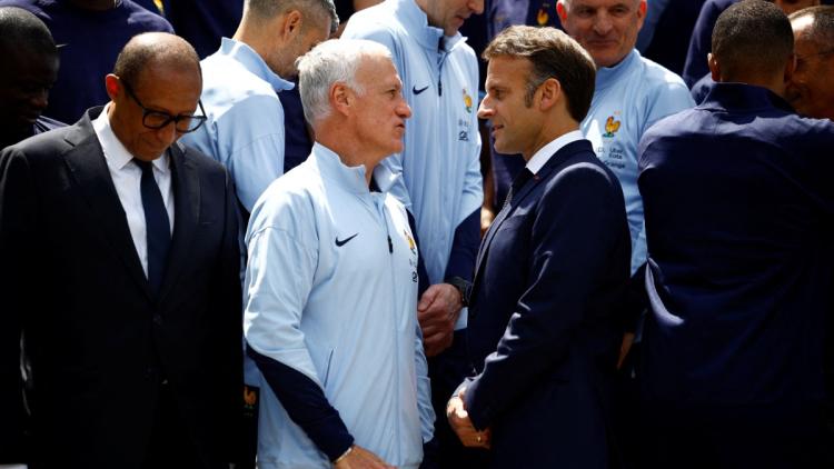 Visite d&rsquo;Emmanuel Macron aux joueurs de football français avant la Coupe du monde