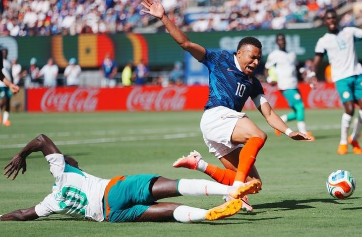 Controverse autour d&rsquo;un penalty non sifflé lors de France-Sénégal