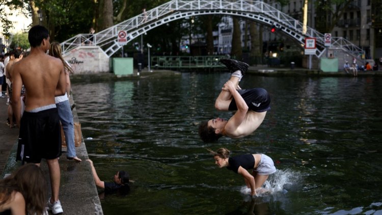 La baignade autorisée dans le canal Saint-Martin pour lutter contre la canicule