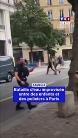 Jeunes et policiers s&rsquo;amusent au canal Saint-Martin