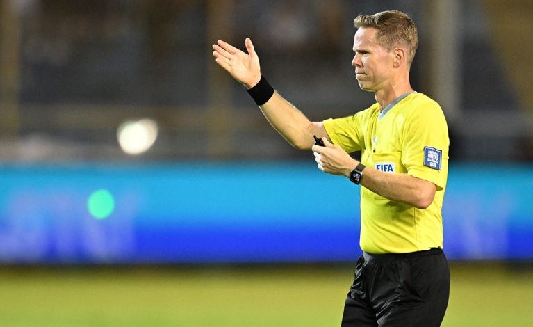 Drew Fisher, arbitre canadien, en action pour le match France-Irak