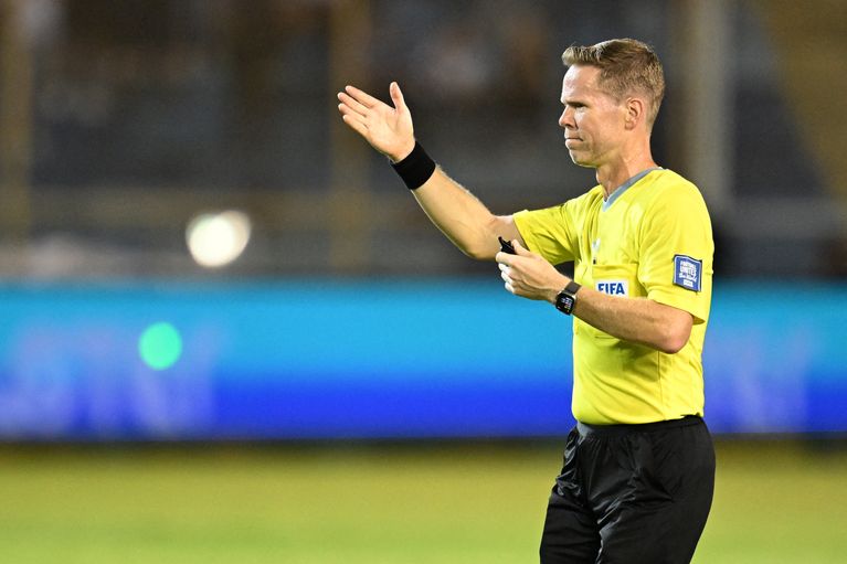 Drew Fisher, arbitre canadien, en action pour le match France-Irak