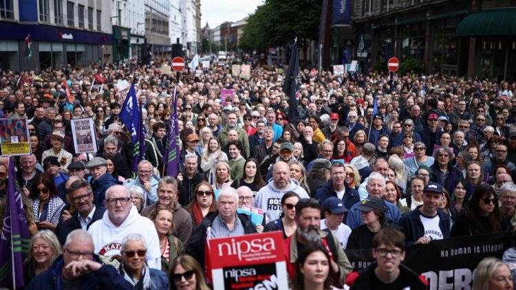 Des milliers de personnes manifestent à Belfast contre la violence et le racisme