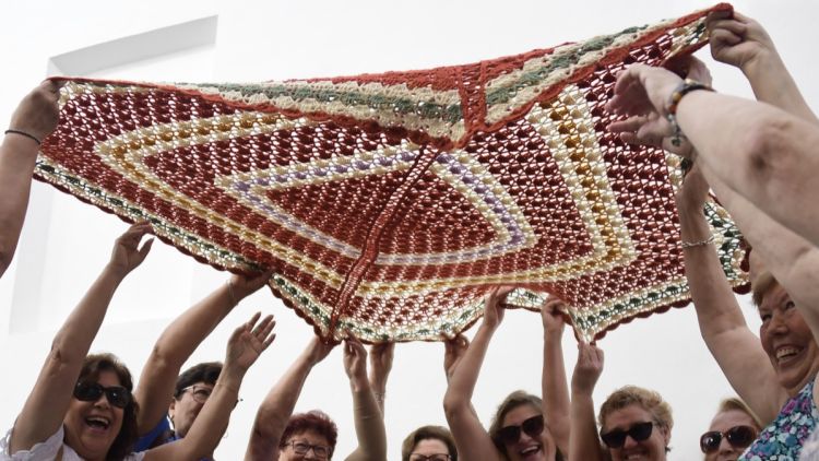 Des couvertures en crochet contre la chaleur à Alhaurín de la Torre
