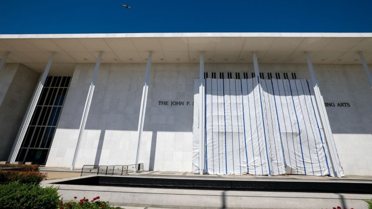 Le juge suspend la fermeture du Kennedy Center et exige le retrait du nom de Trump