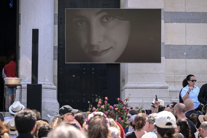 Hommage à Marjane Satrapi au Père-Lachaise