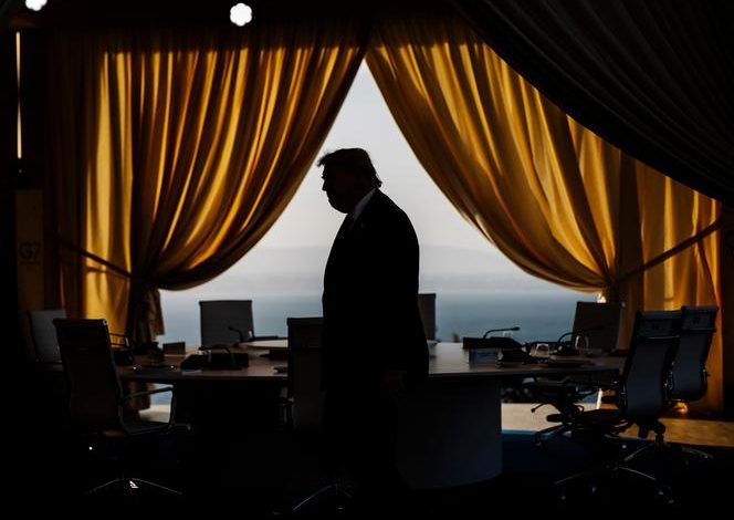 La stratégie diplomatique de Macron avec Trump à Versailles