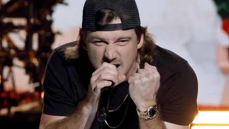 Morgan Wallen renverse un piano en concert après des problèmes techniques