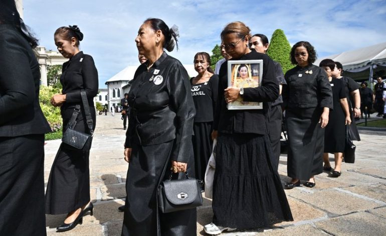 Les Thaïlandais rendent hommage à la princesse Bajrakitiyabha Mahidol