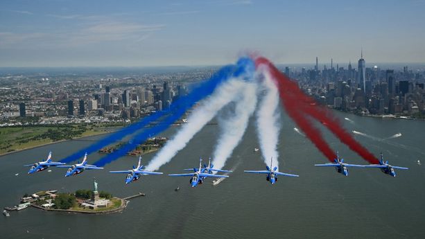 La Patrouille de France survole la statue de la Liberté pour le 250ᵉ anniversaire de la Déclaration d&rsquo;indépendance