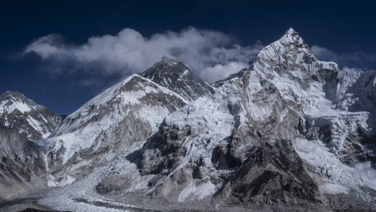 L&rsquo;opération de récupération de la dépouille d&rsquo;un alpiniste au sommet de l&rsquo;Everest
