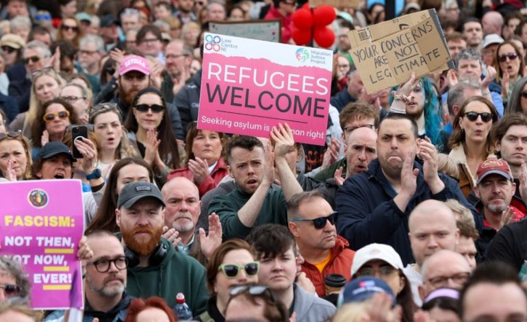 Manifestation contre les émeutes anti-immigrés à Belfast