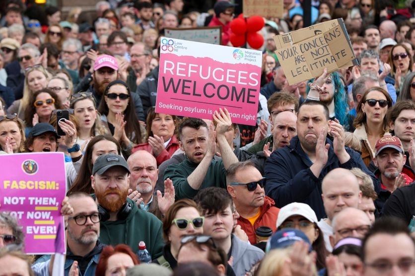 Manifestation contre les émeutes anti-immigrés à Belfast