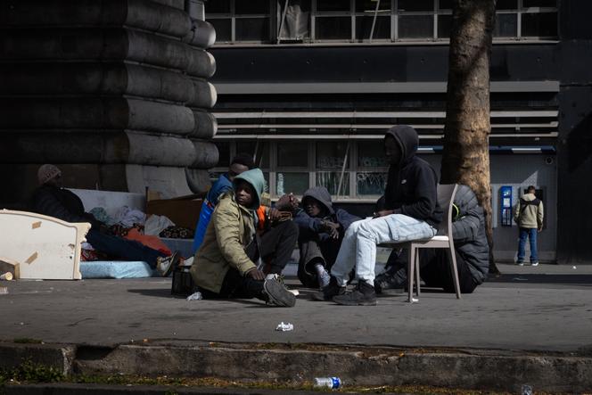 Survie difficile des réfugiés dans les campements parisiens