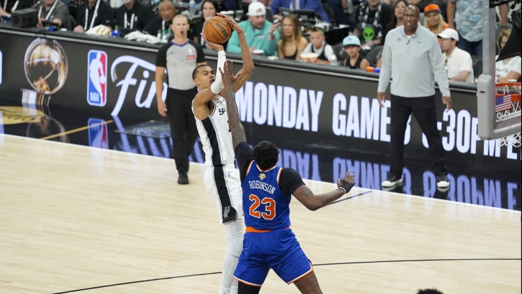 Les Spurs face à la difficulté après la défaite contre les Knicks en Finales NBA 2026