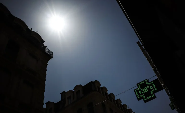 La canicule s&rsquo;intensifie en France : 35 départements en vigilance rouge