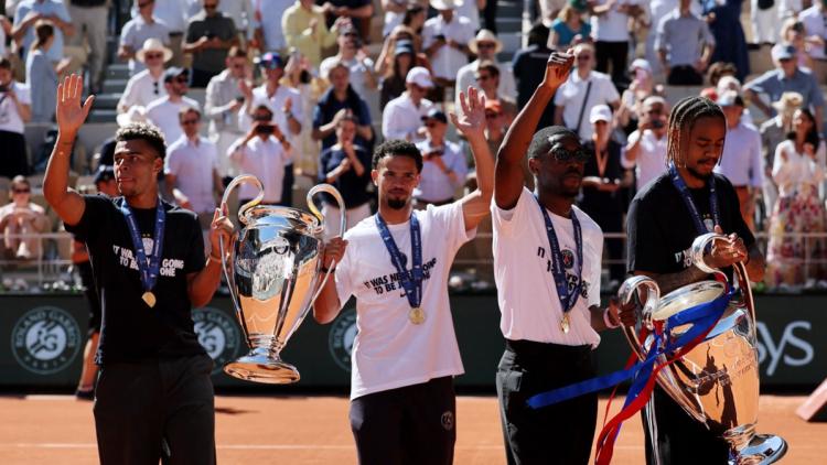Le PSG Présente Son Double Trophée à Roland-Garros