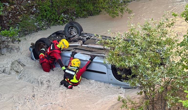 Accident spectaculaire à Annot : une voiture plonge dans un cours d&rsquo;eau