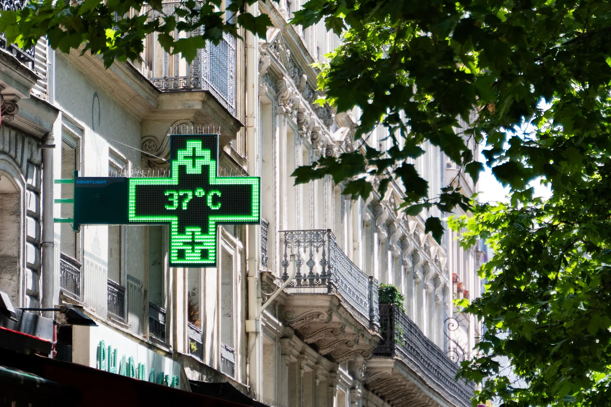 Le débat sur la climatisation en période de canicule: diversion politique et illusion