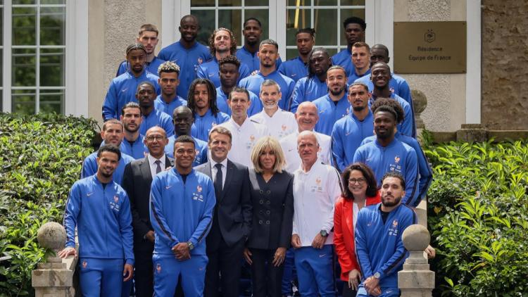 Emmanuel Macron rend visite à l&rsquo;équipe de France avant la Coupe du Monde