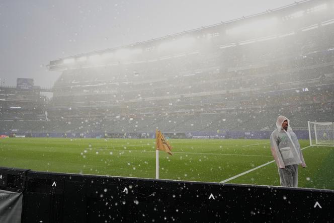 Interruption d&rsquo;un match de football en raison des orages pendant la Coupe du Monde 2026