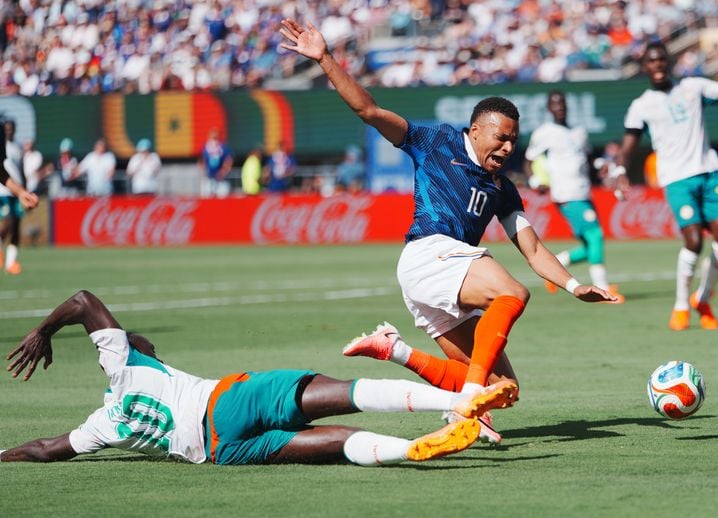 Controverse arbitrale lors du match France-Sénégal