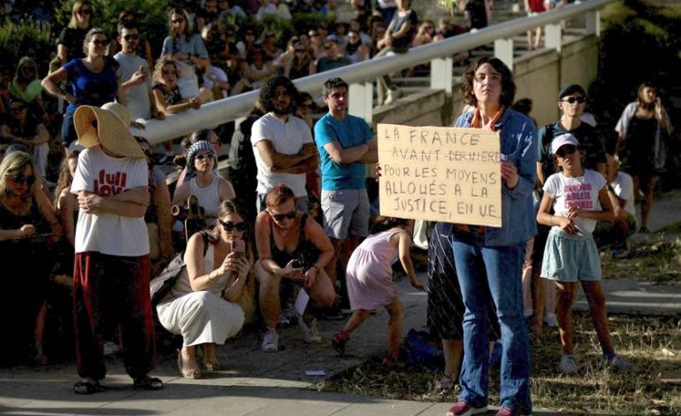 Manifestation contre le manque de moyens en justice après le meurtre de Lyhanna