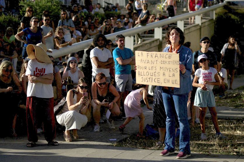 Manifestation contre le manque de moyens en justice après le meurtre de Lyhanna