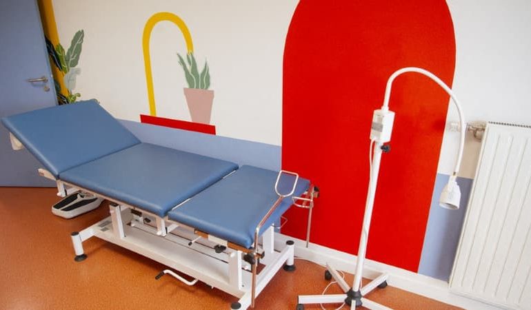 Violences sexuelles par un ostéopathe: un procès qui questionne la confiance médicale