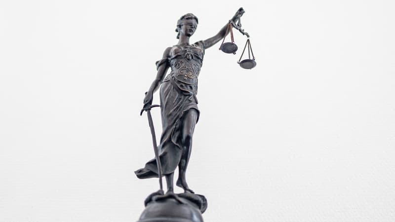 Justice en Marche : Procédure contre un Entraîneur de Natation à Nîmes