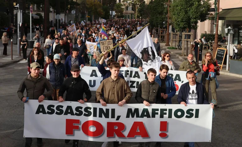 Autonomie de la Corse : Enjeux Constitutionnels et Risques Sociaux