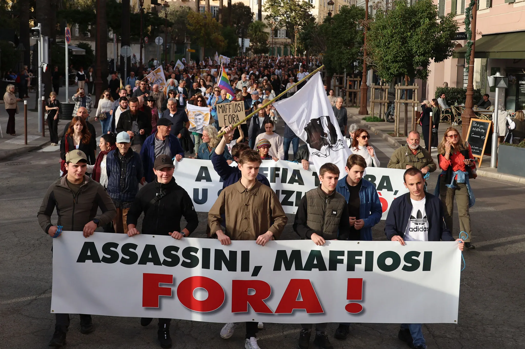 Autonomie de la Corse : Enjeux Constitutionnels et Risques Sociaux