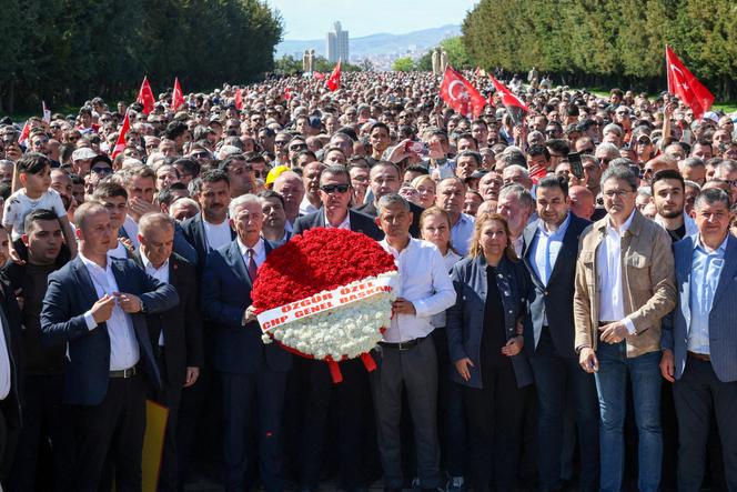 Réaction des écrivains turcs à la destitution d&rsquo;Özgür Özel